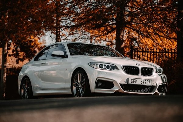 Quels sont les avantages et inconvénients de l'installation d'un système d'échappement sport sur une BMW M3 ?